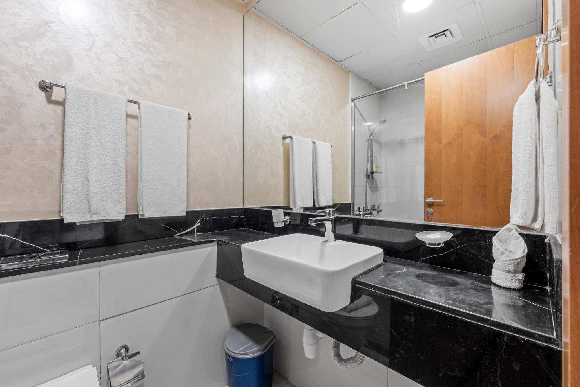 Unlock Waters Edge Apartment Дубай Екстериор снимка